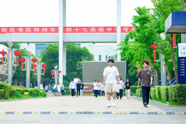考场外的拥抱与鲜花，都为明天的你积蓄力量！