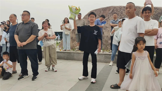 考场外的拥抱与鲜花，都为明天的你积蓄力量！