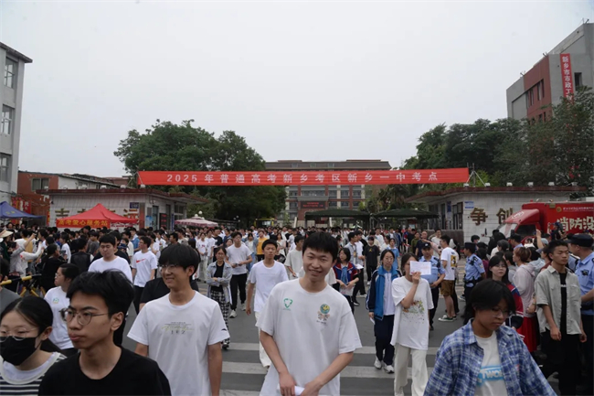 考场外的拥抱与鲜花，都为明天的你积蓄力量！