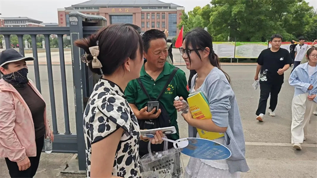 考场外的拥抱与鲜花，都为明天的你积蓄力量！