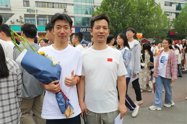 考场外的拥抱与鲜花，都为明天的你积蓄力量！