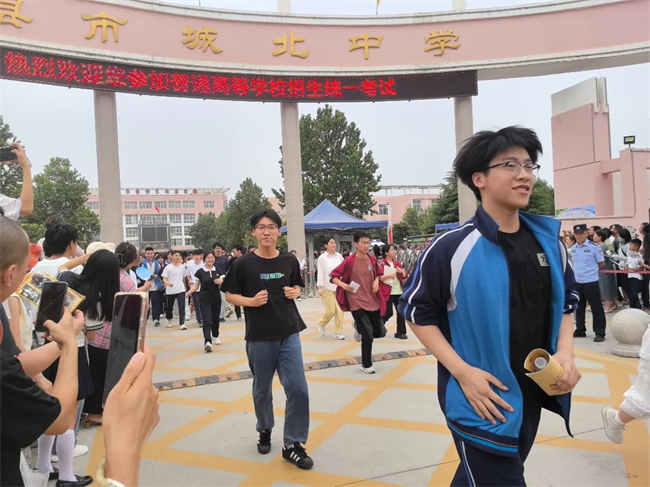 考场外的拥抱与鲜花，都为明天的你积蓄力量！