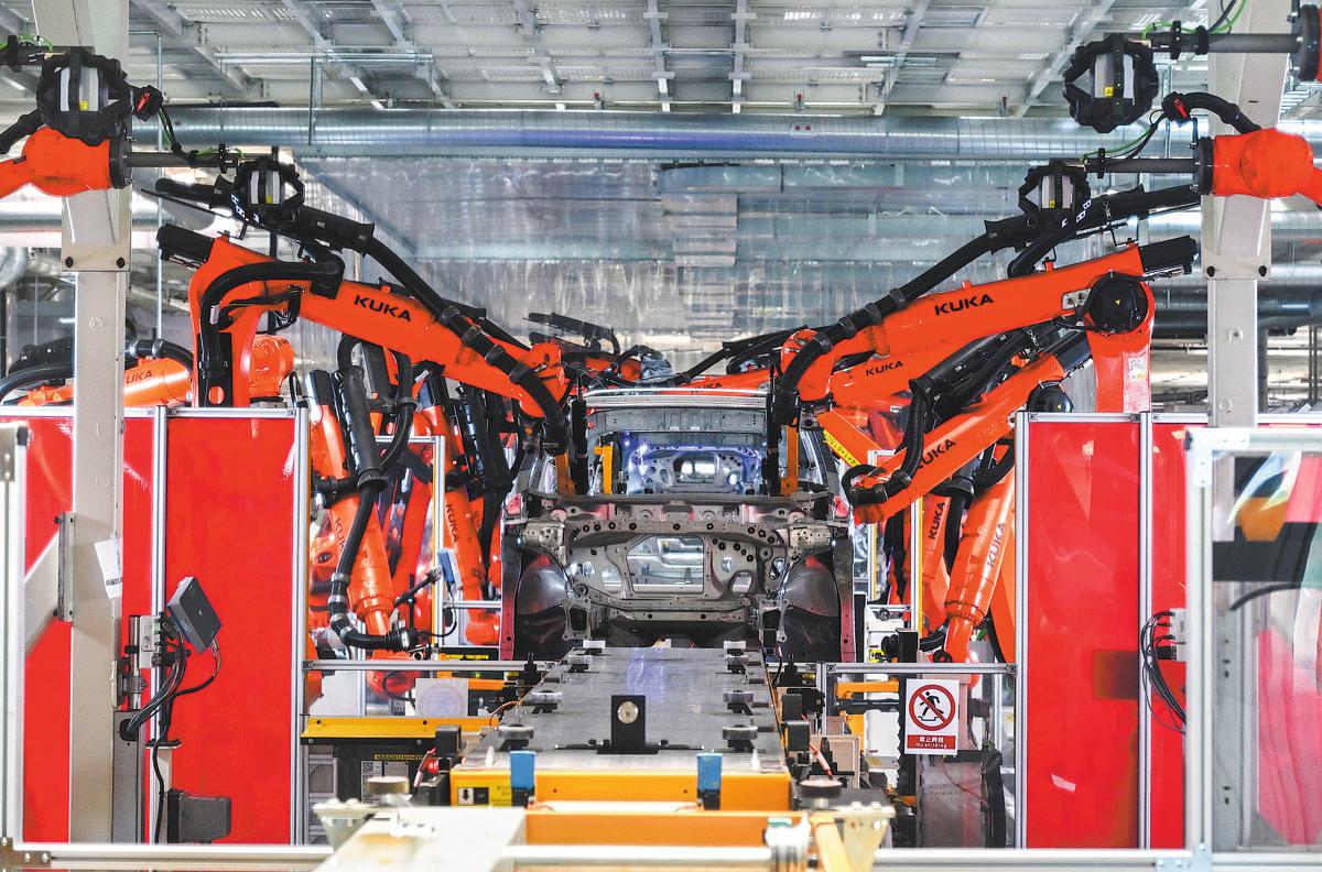 Global auto giants look to China for future vision