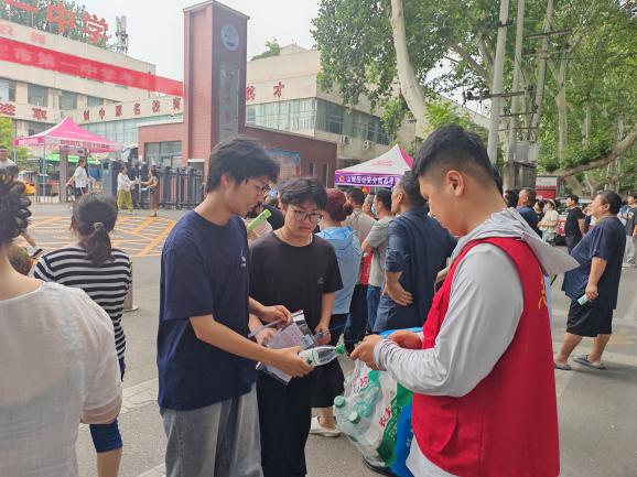护航高考 退役军人在行动