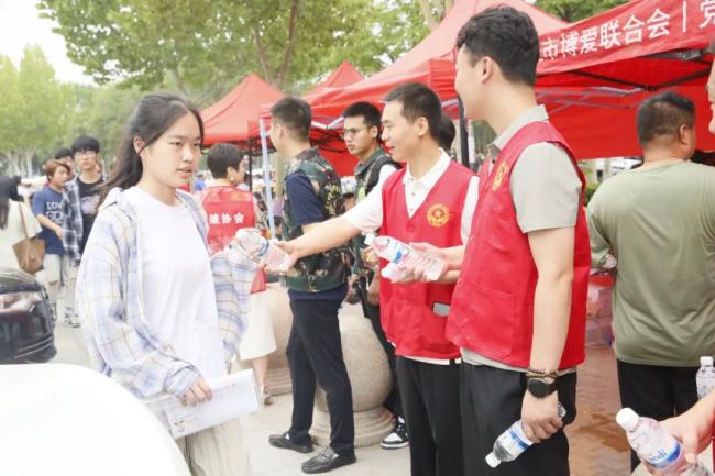 护航高考 退役军人在行动