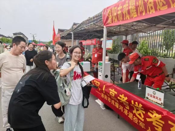护航高考 退役军人在行动
