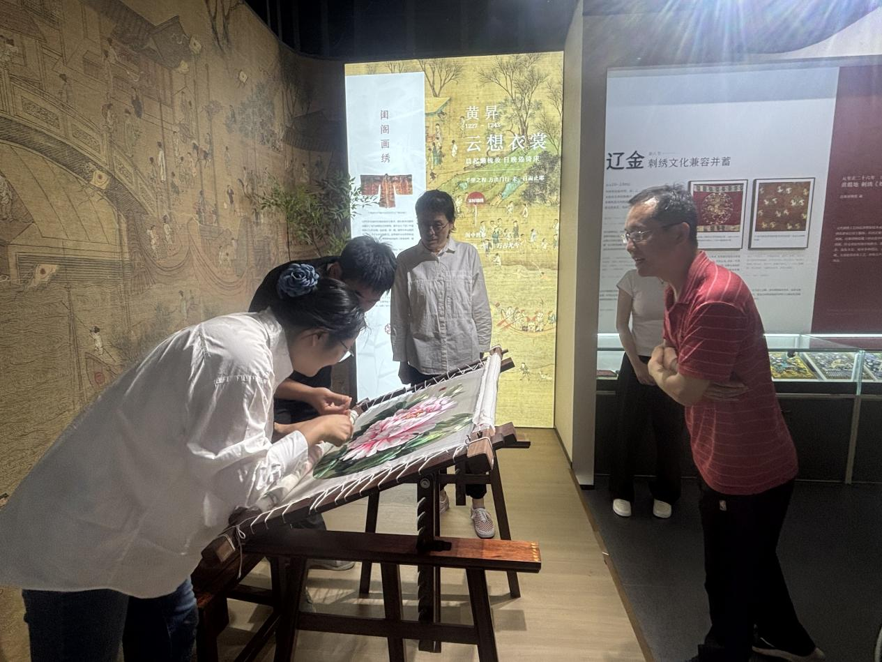 河南经贸职业学院金融学院教师党支部开展“一针一线绣初心 金融报国强使命”主题党日活动