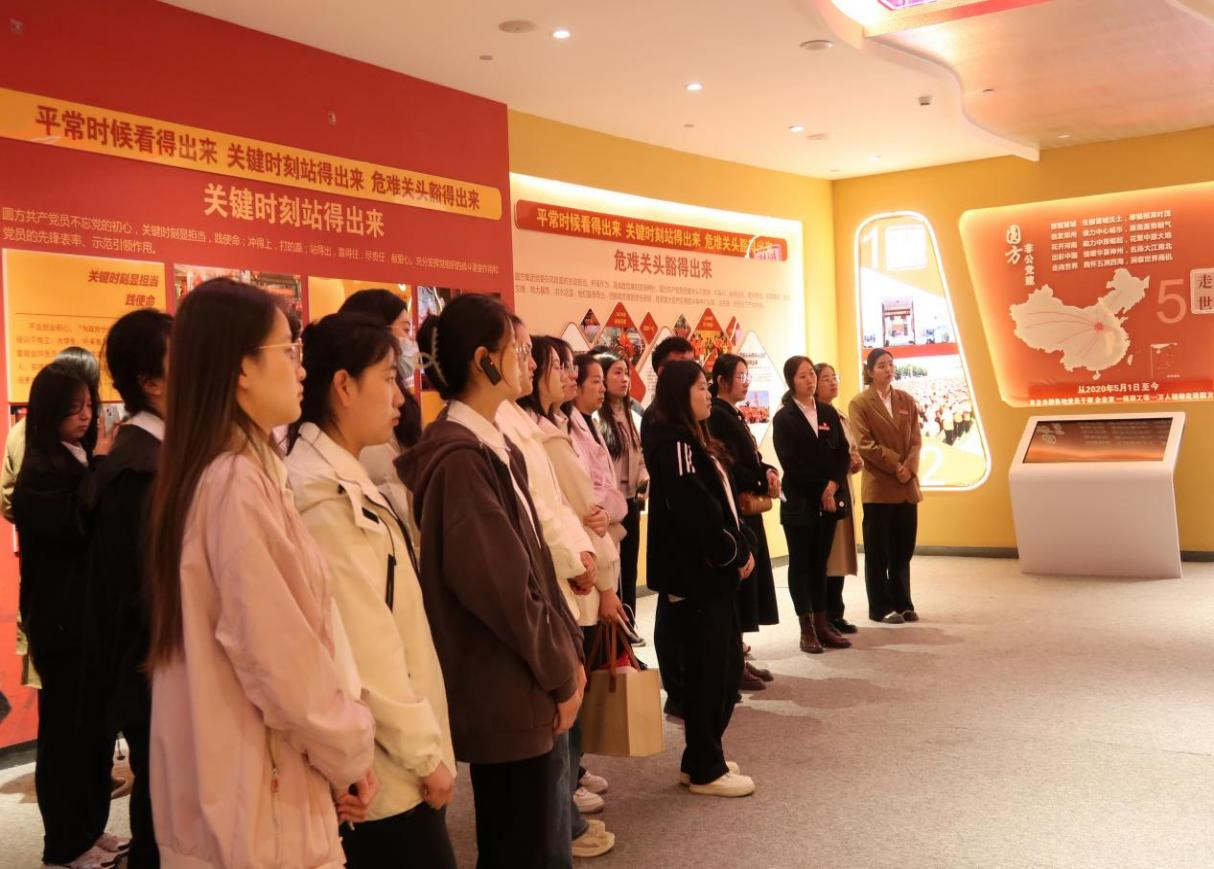 凝心铸魂强党性，担当实干建新功——郑州科技学院工商管理学院党委赴圆方非公党建学院开展主题党日活动