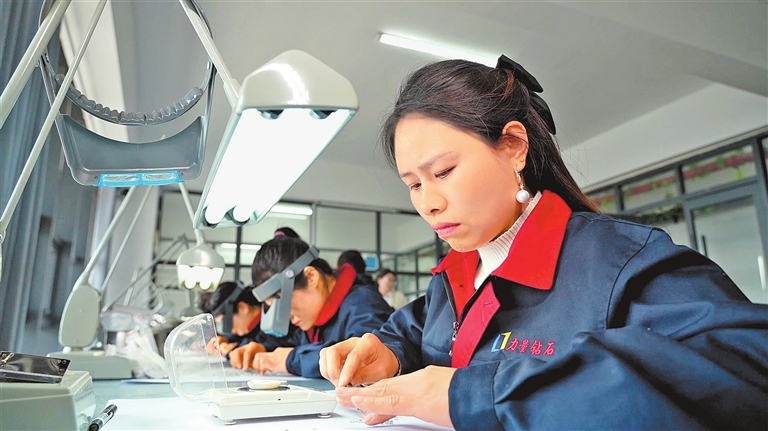 畅卖全球 河南有一套丨这里有一颗钻石璀璨夺目 柘城钻石：“链”就发展新动力