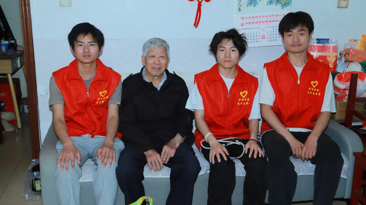 信阳职业技术学院护理学院党总支“追寻红色记忆，聆听岁月回声”主题党日活动