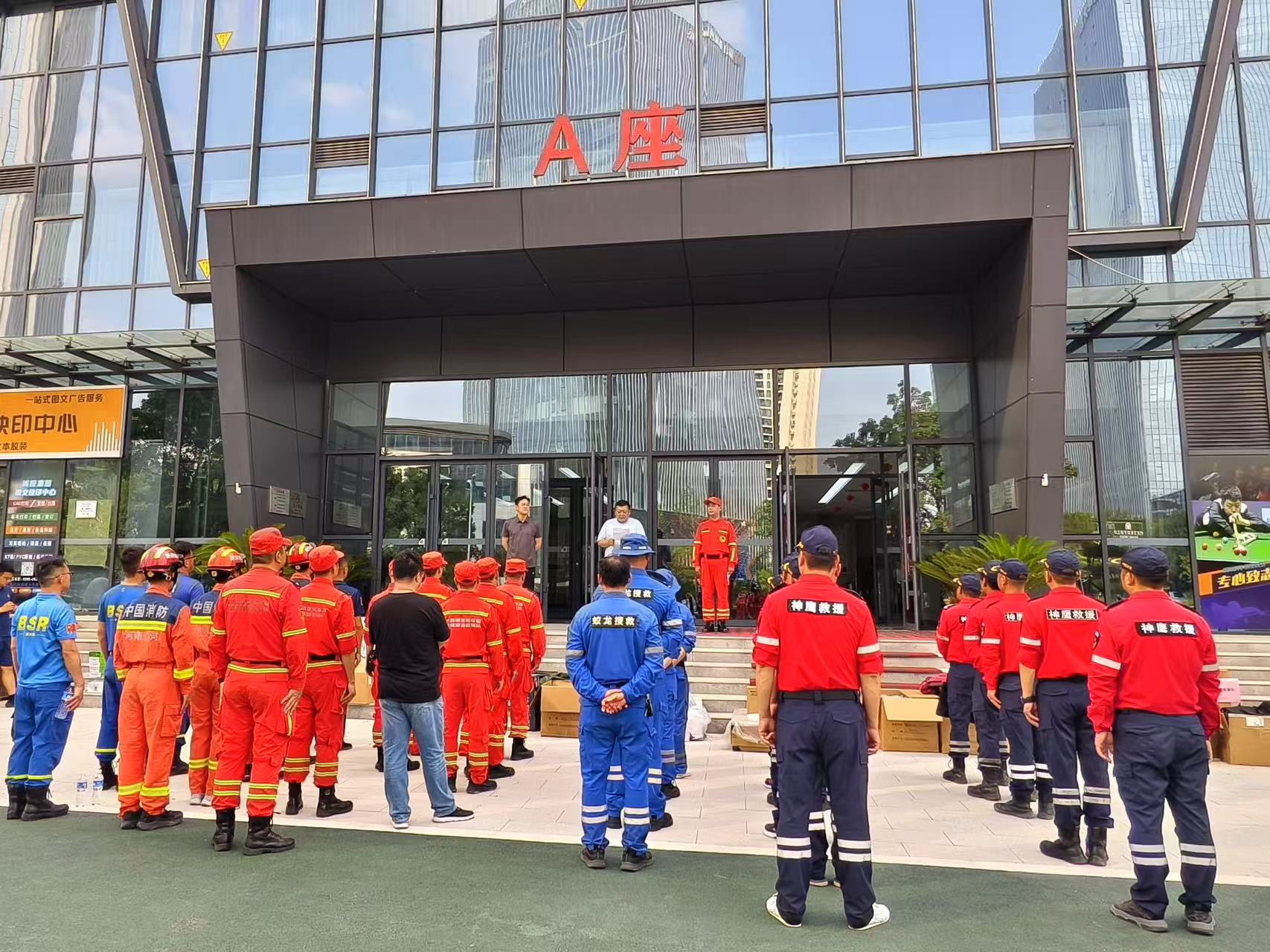漯河市应急管理局向社会救援队伍配发应急救援物资装备