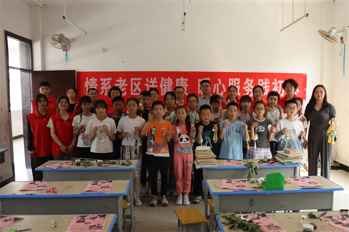 信阳职业技术学院药学院教师党支部“强国行”团队走进大别山老区 开展“情系老区送健康 暖心服务践初心”活动