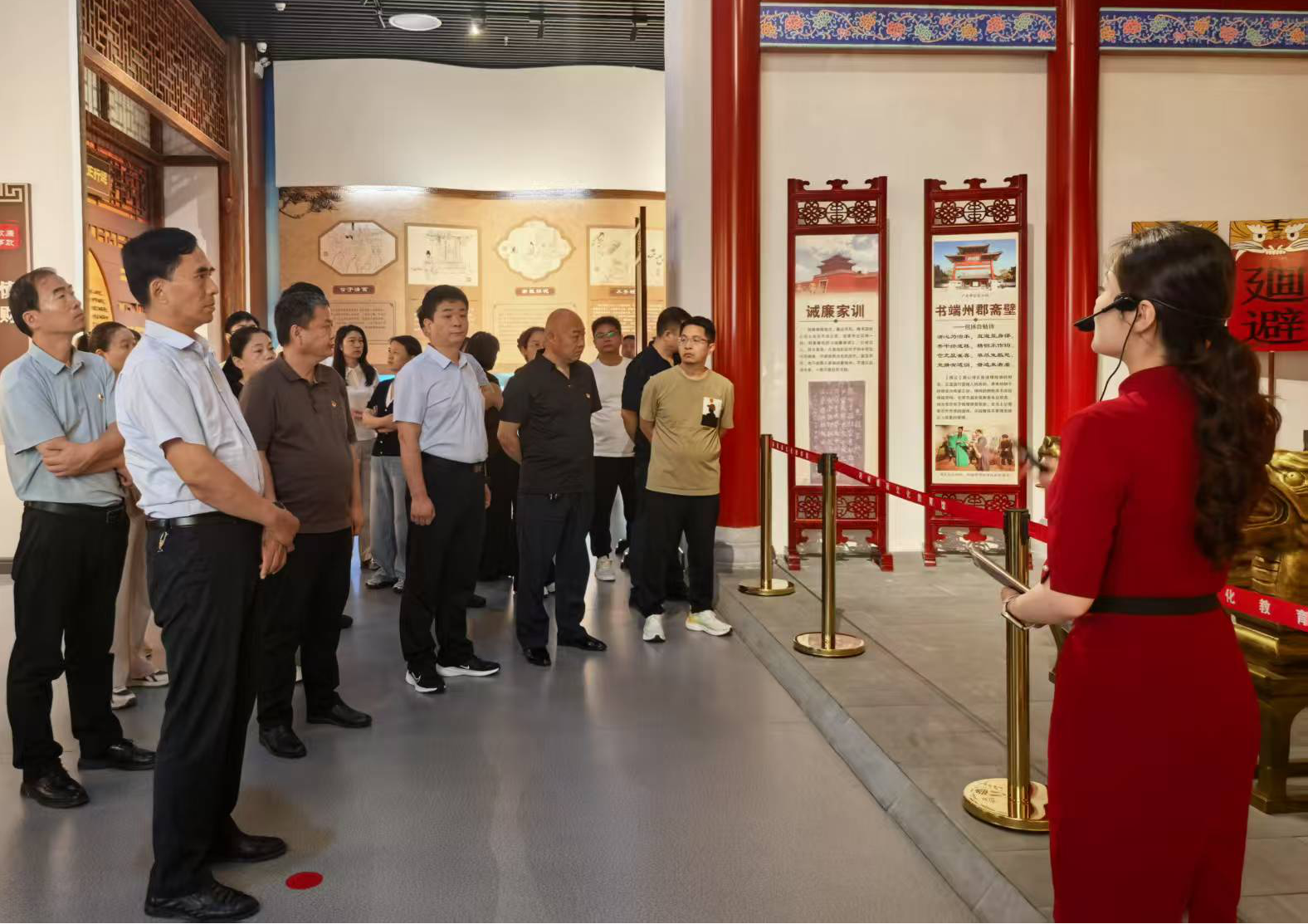 以审为镜正衣冠  以廉为尺守底线