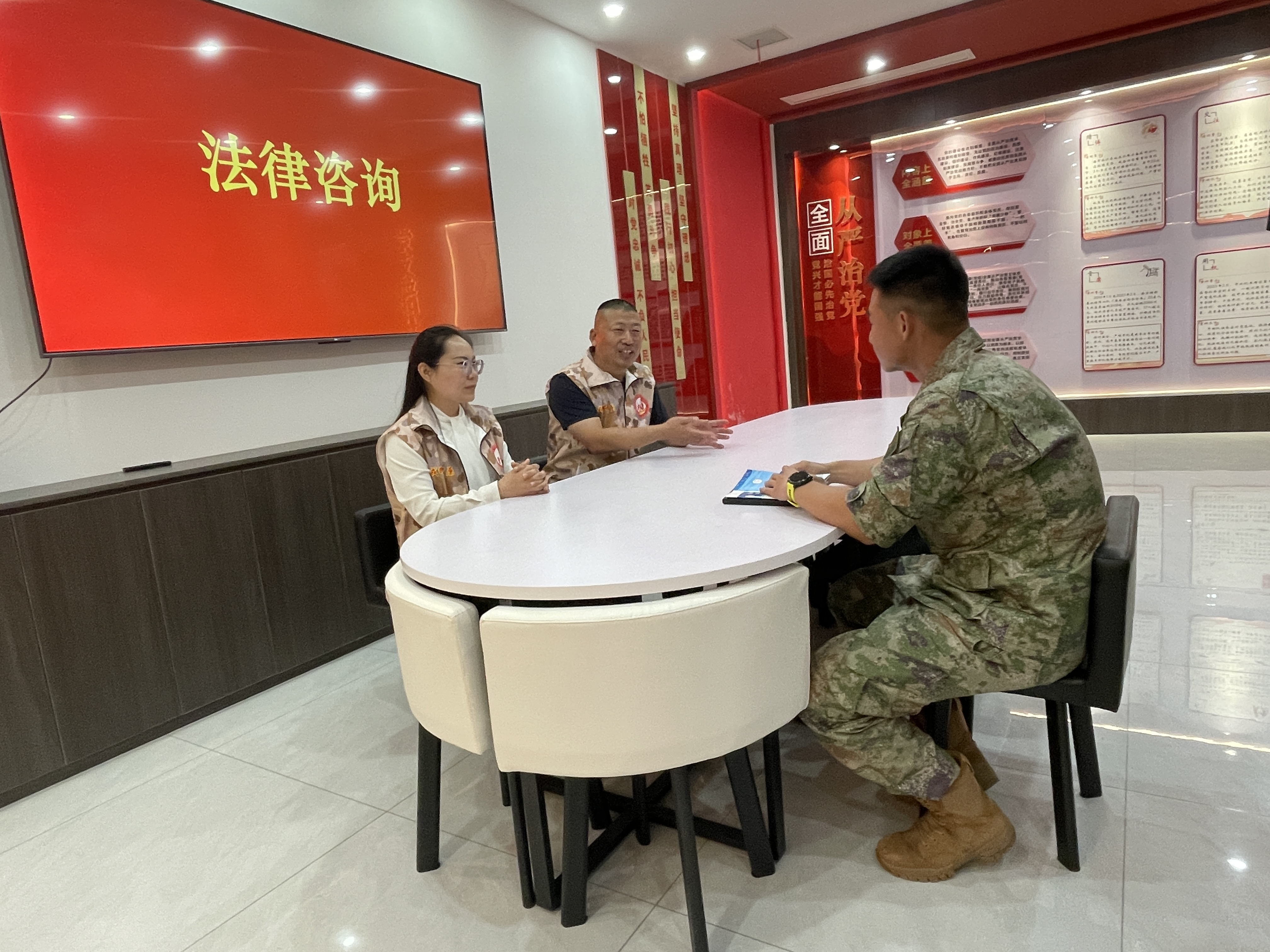 河南省“戎耀中原”退役军人志愿服务队许昌支队开展“送法进军营”活动