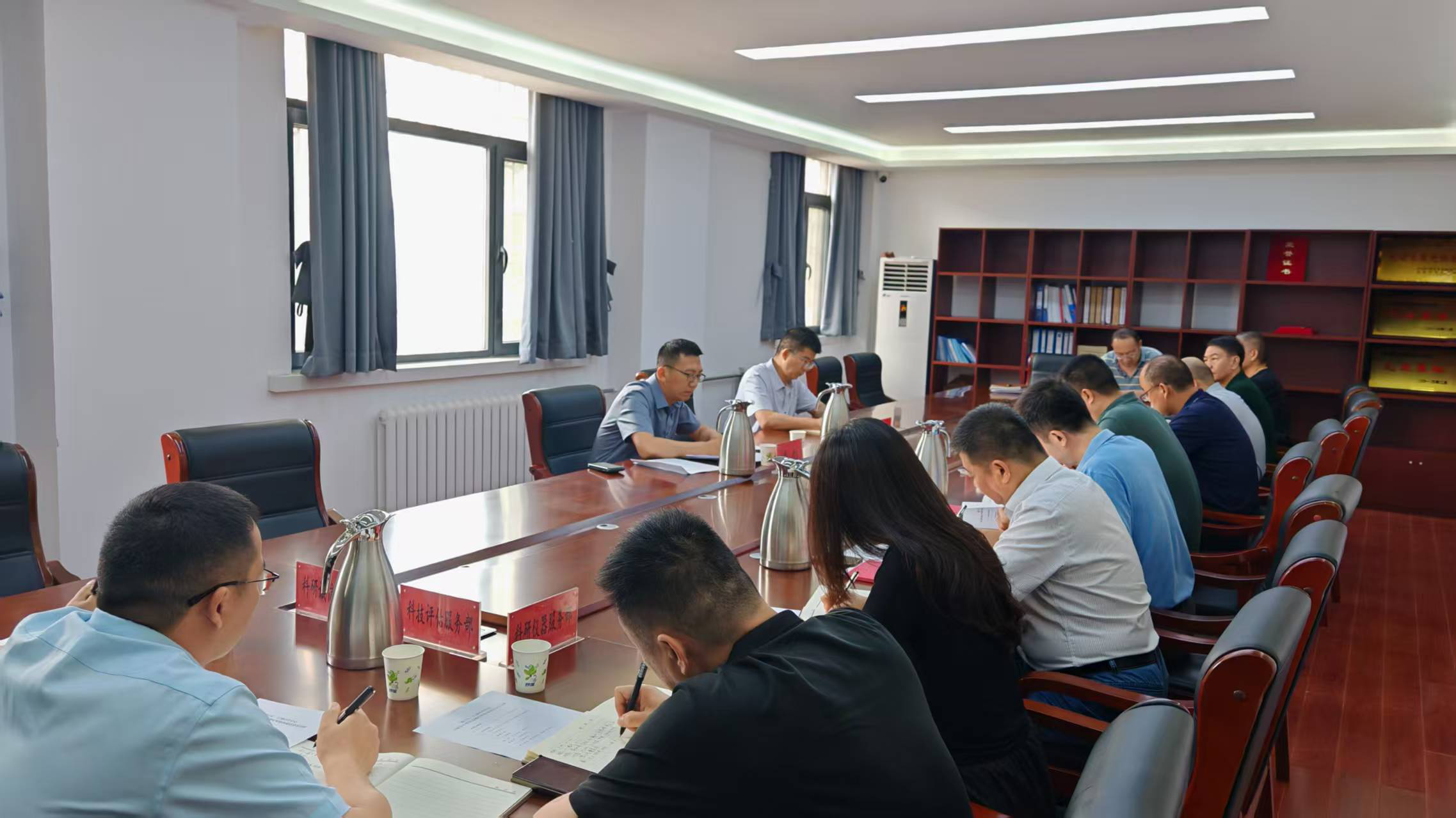 省科技厅党组成员、副厅长潘刚一行到省科研平台服务中心专题调研违规吃喝专项整治工作