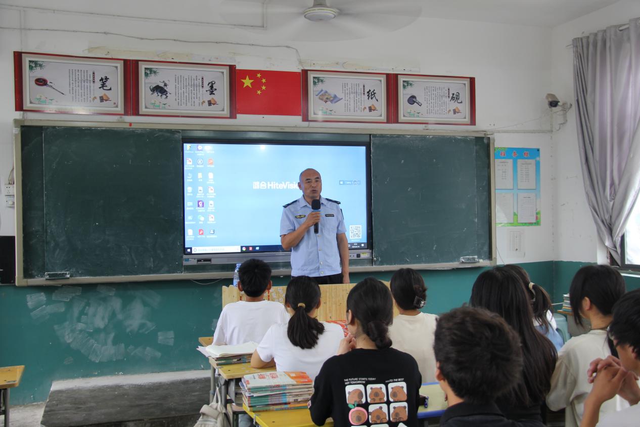 睢县应急管理局开展安全生产和防灾减灾救灾“进校园”宣传活动