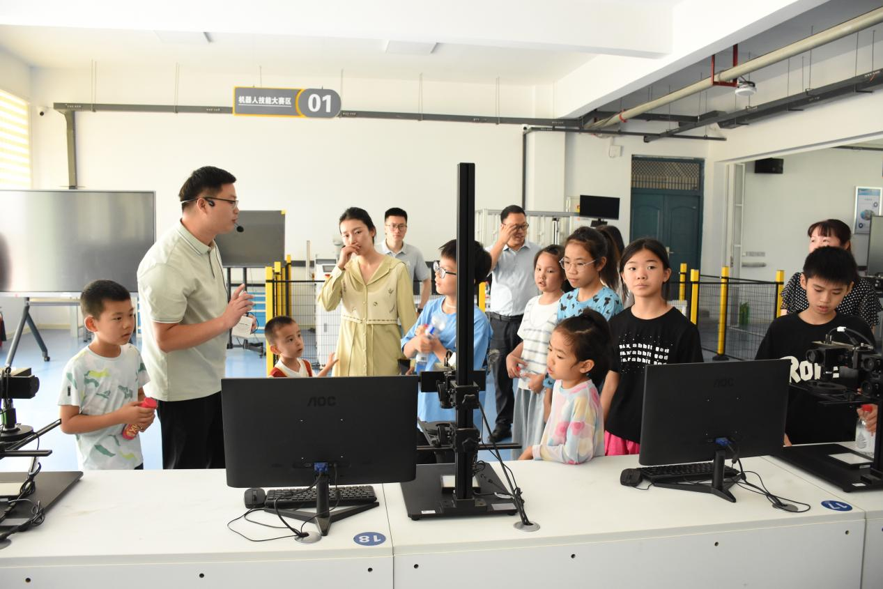 “科技启航，智造未来”——信阳职业技术学院汽车与机电工程学院教工党支部联合永乐社区党支部开展主题研学活动