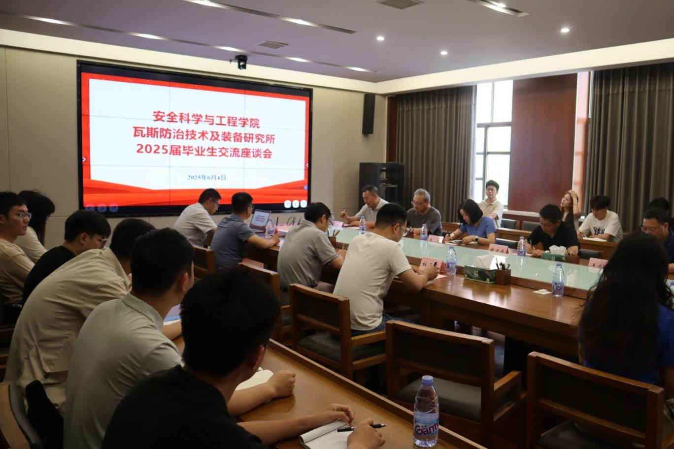 河南理工大学安全学院瓦斯防治技术及装备研究所党支部开展毕业生交流座谈会