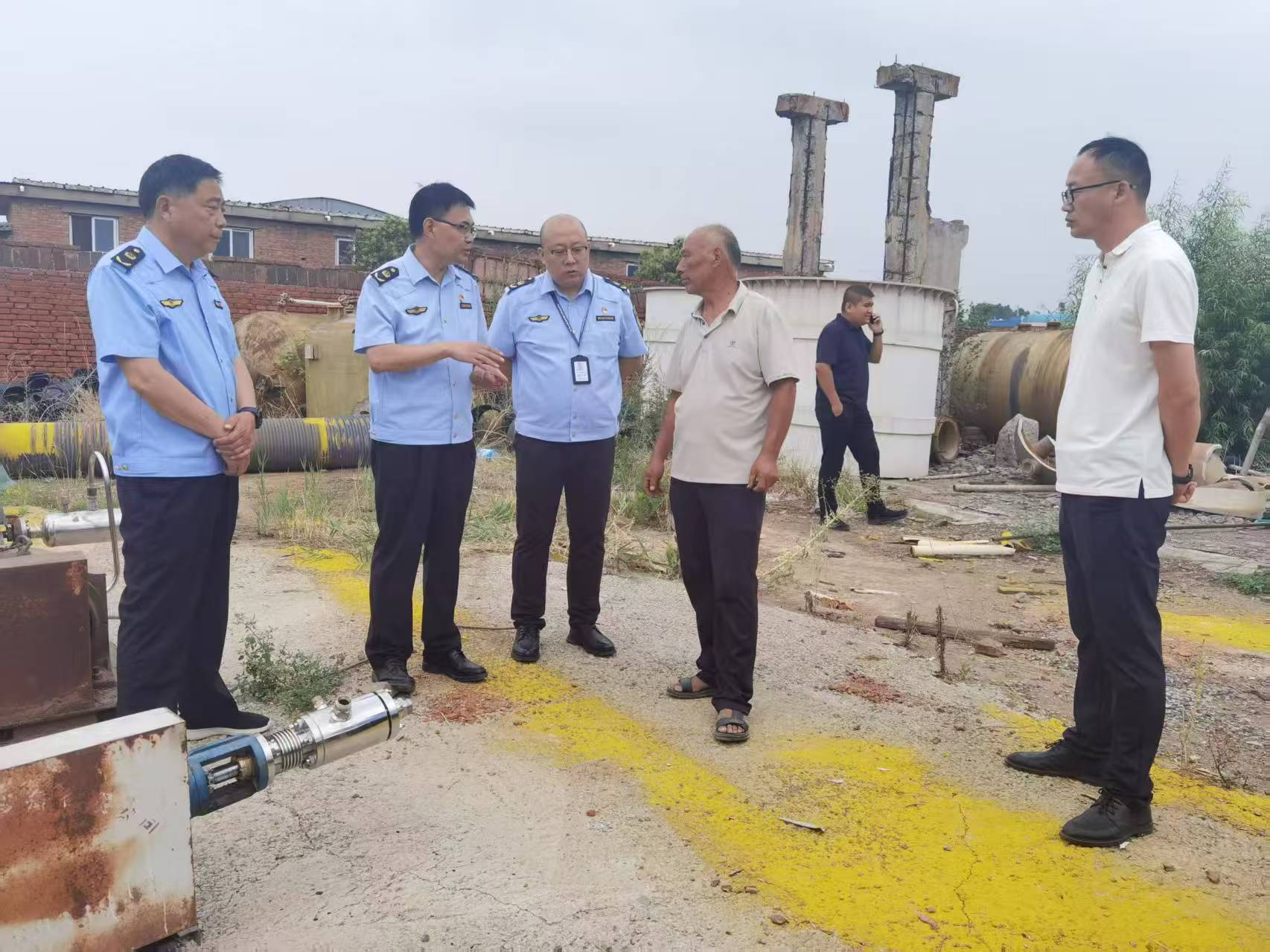 多部门联合执法    织密“瓶安”防护网<br>——武陟县成功取缔一处“黑窝点”