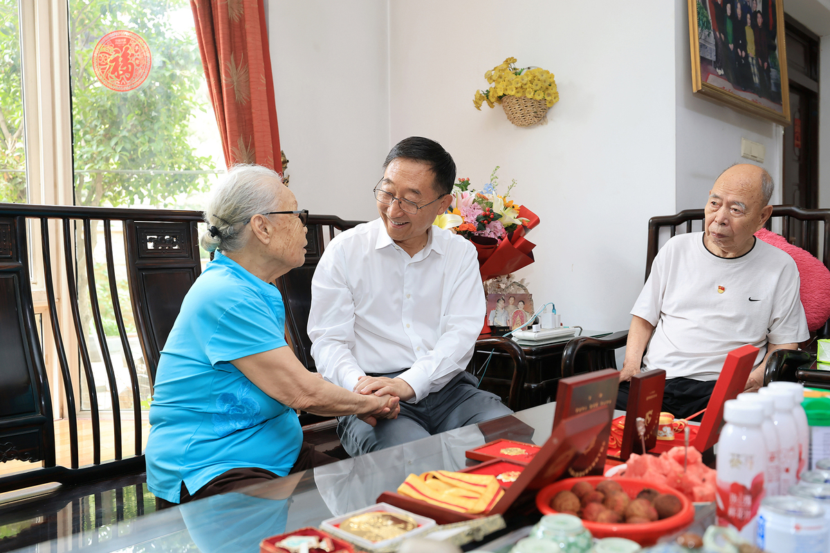 刘宁“七一”前夕走访慰问老党员老战士