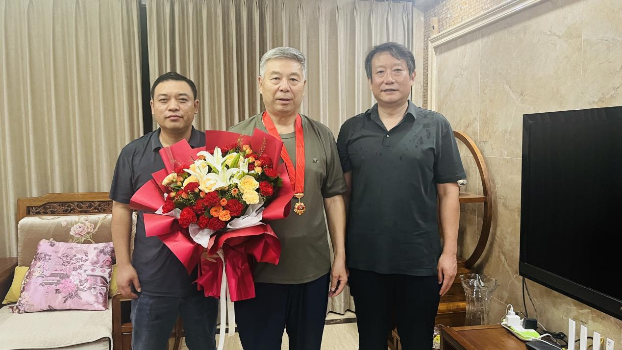 三门峡市审计局走访慰问“光荣在党五十年”老党员 传递组织关怀与崇高敬意
