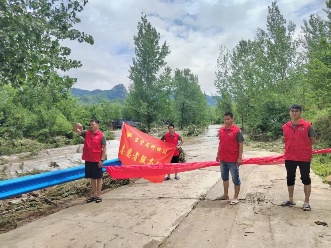 七一建党节  救灾显忠诚 宝天曼党员护林员挺身抗洪一线抢险救灾