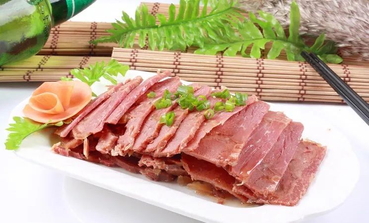 怀府驴肉在热汤里翻滚出琥珀色