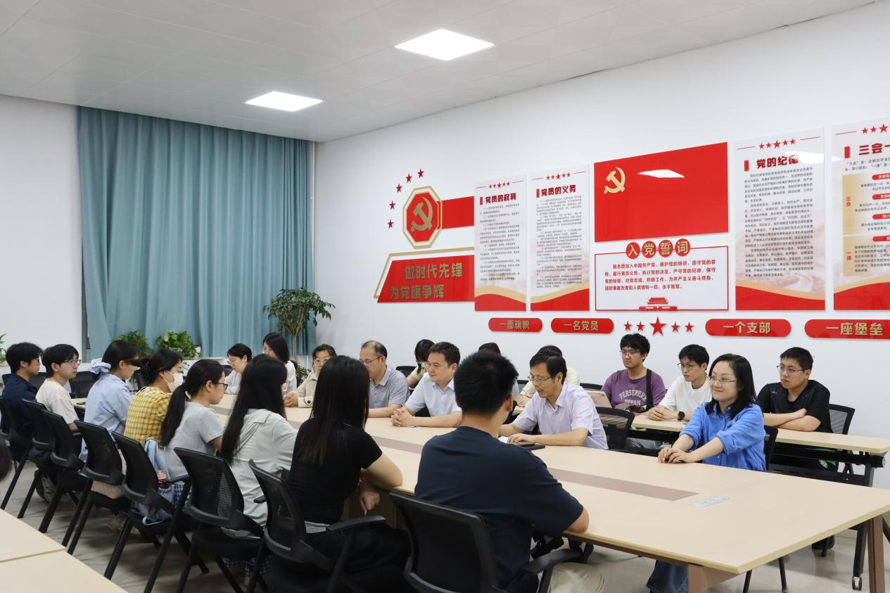 郑州大学美术学院教工党支部与松园社区开展“美育润社区，青春谱新章”主题活动