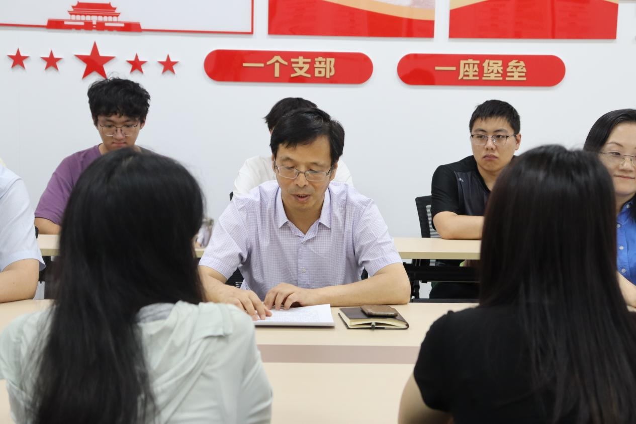 郑州大学美术学院教工党支部与松园社区开展“美育润社区，青春谱新章”主题活动