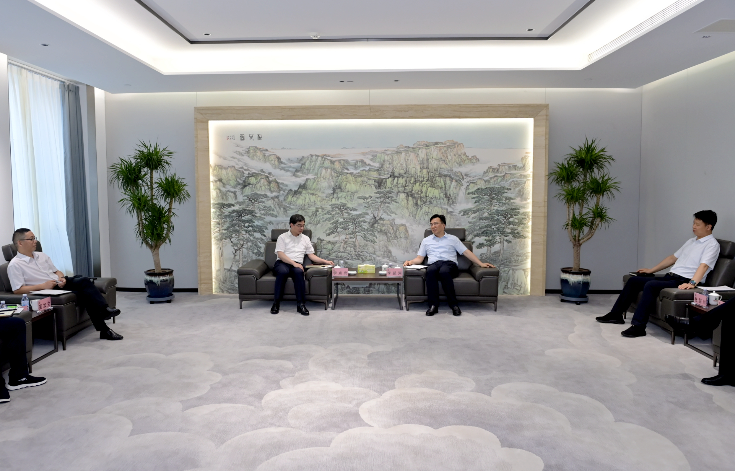 携手助推平煤神马集团瓦斯治理水平上台阶 总经理李延河与淮南矿业客人交流