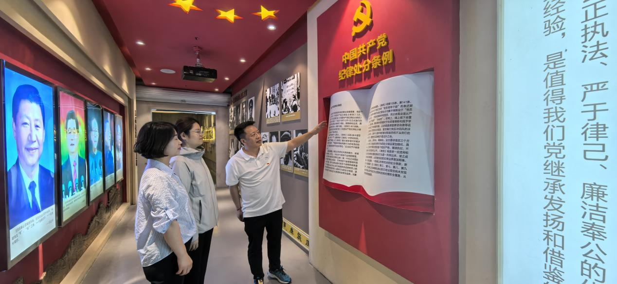 河南职业技术学院数字创意与设计学院教师第一党支部与通泰路小学党支部开展“守廉洁初心，扬清风正气”主题党日活动