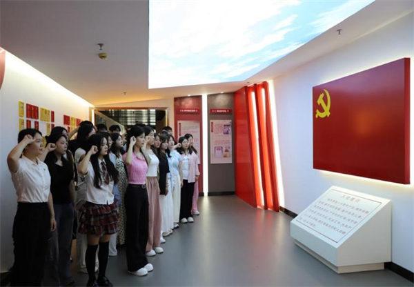 河南经贸职业学院金融学院：以“十个一”离校教育铸牢毕业生党员信仰之基