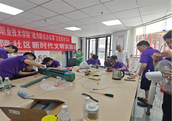 许昌职业技术学院机电与汽车工程学院学生党支部开展暑期三下乡活动——“技能赋能暖民心，红色基因育忠魂”