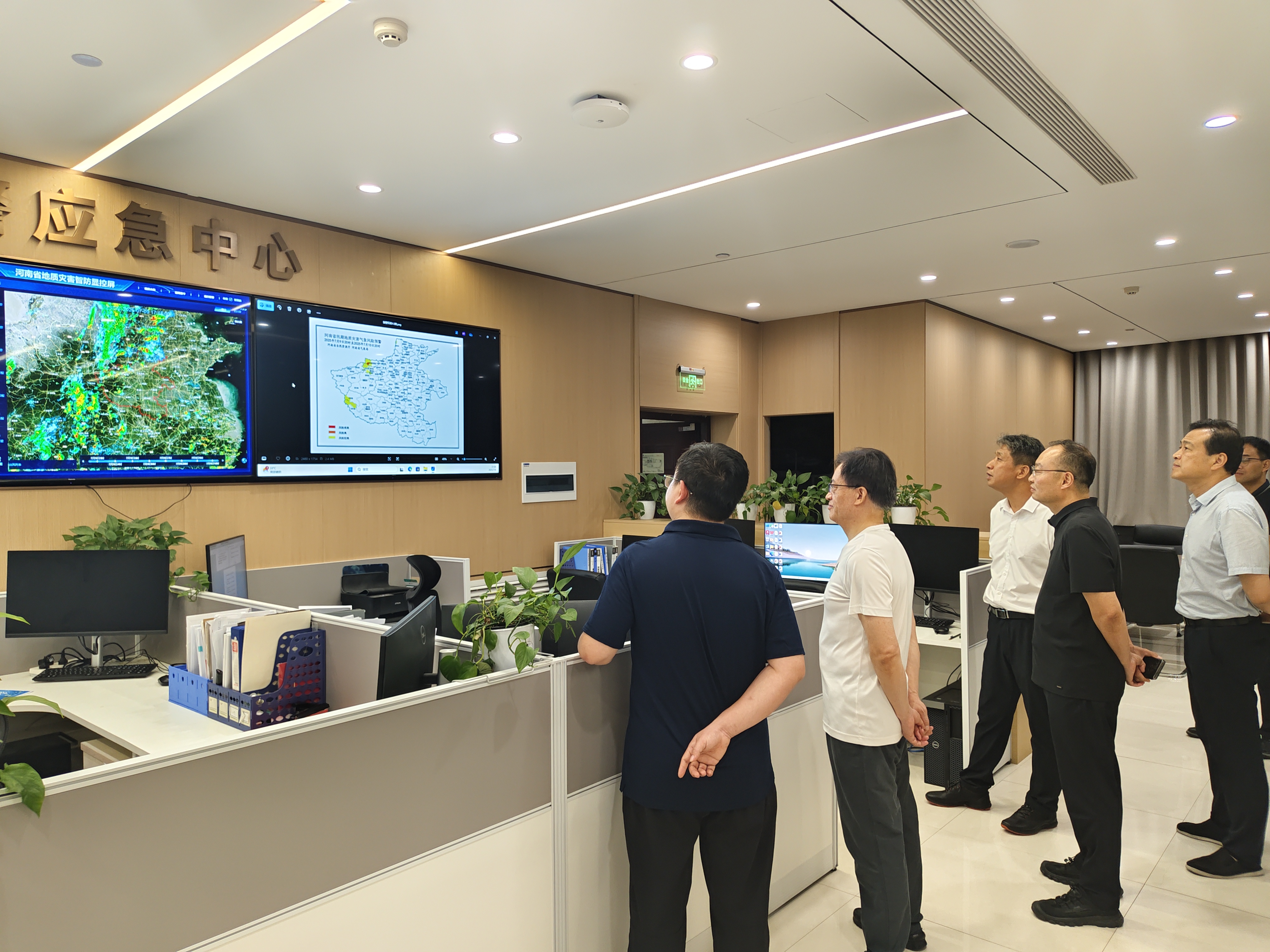 厅领导到厅应急中心调度地质灾害防范工作