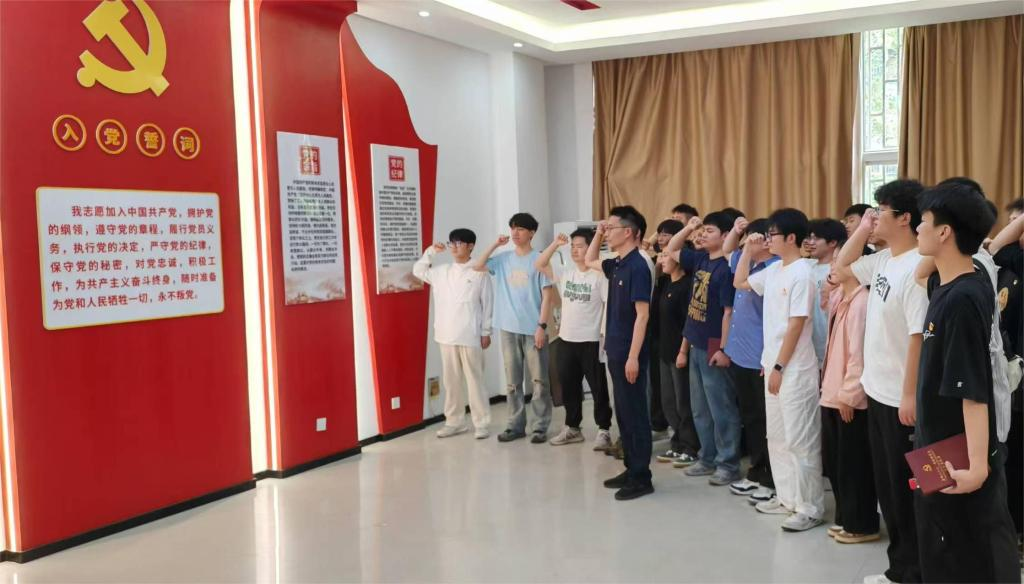 河南职业技术学院智能制造学院学生党支部组织开展七一主题党日活动