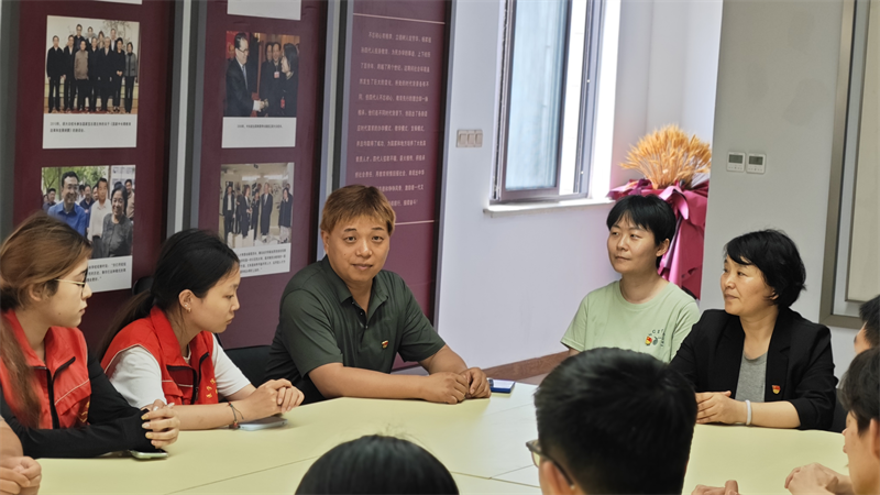 黄河科技学院临床医学科教中心学生第一党支部开展“追根溯源强信念 爱校荣校建新功”主题党日活动