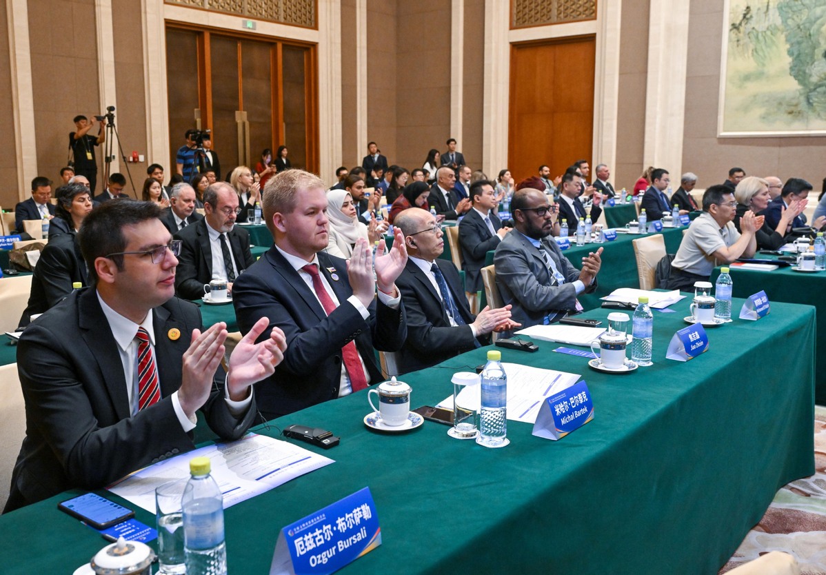 Intl experts hail China's commitment to dialogue