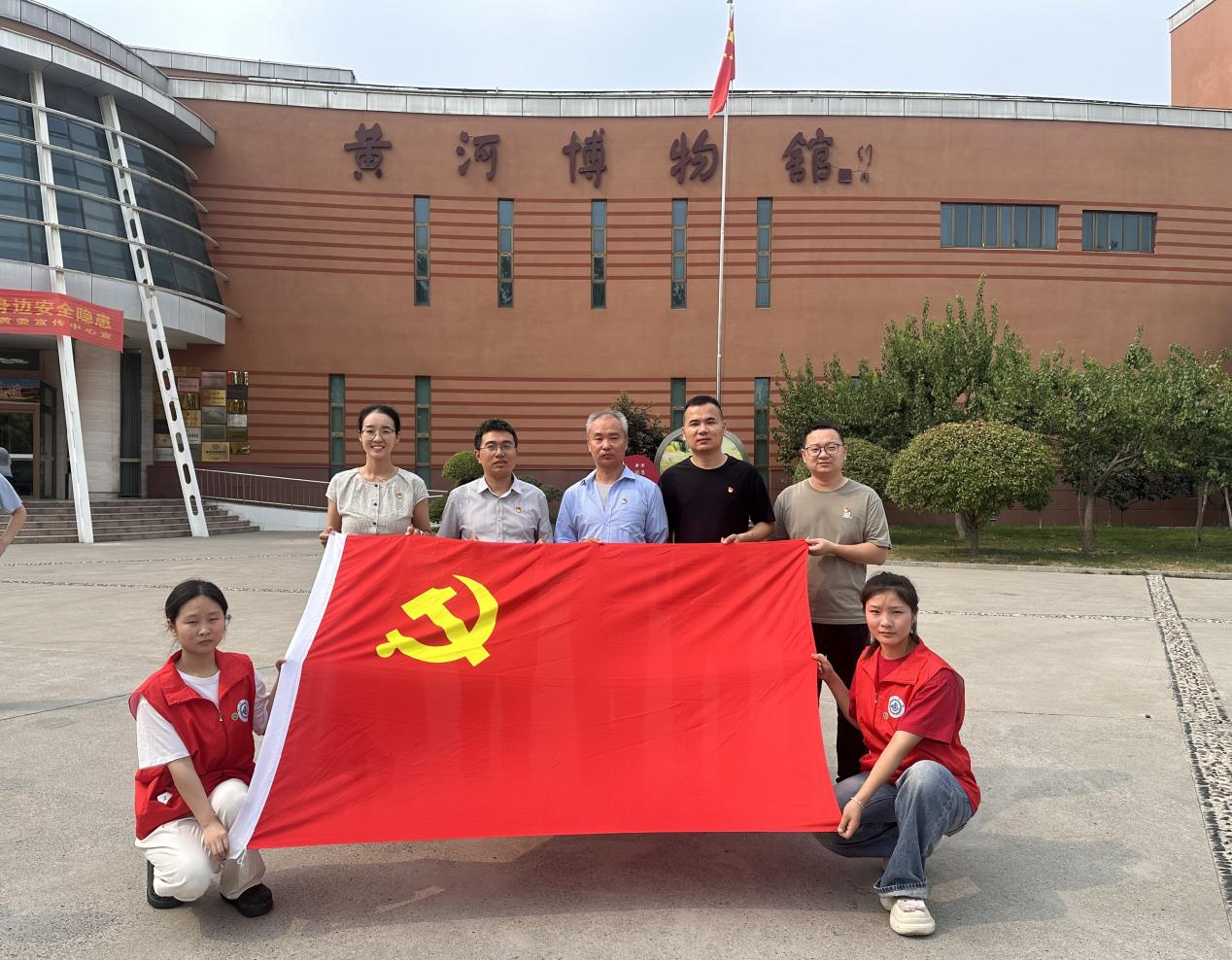 郑州铁路职业技术学院电气工程学院教工第二党支部与二七书院电气学生党支部赴黄河博物馆联合开展主题党日活动