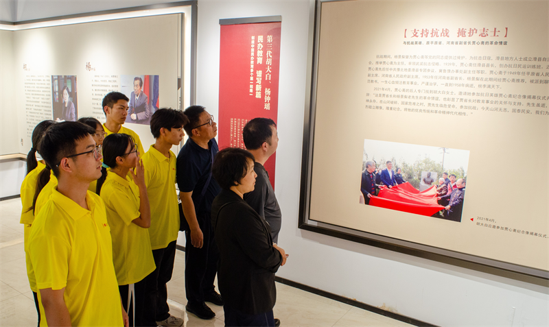 黄河科技学院临床医学科教中心学生第一党支部开展“追根溯源强信念 爱校荣校建新功”主题党日活动