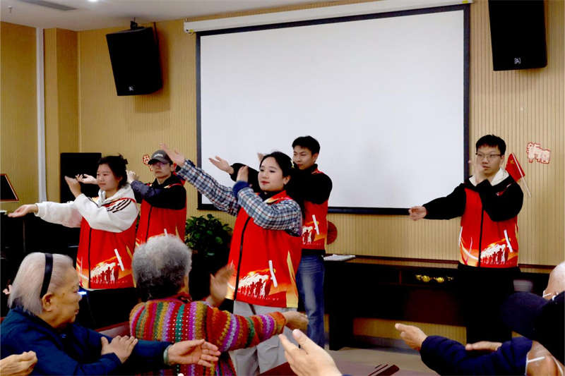 新乡学院护理学院学生党支部开展“巧手传温情，青春伴夕阳”主题党日活动