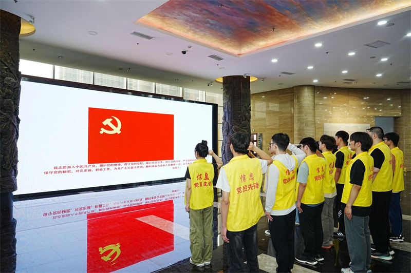 河南工业大学信息科学与工程学院开展“致敬革命先烈，赓续红色血脉”七一祭扫活动