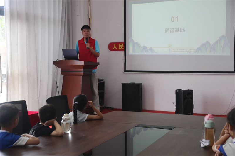 音乐润童心 奏响社区爱国音 ——文学院学生第四党支部暑期志愿者服务社区实践活动