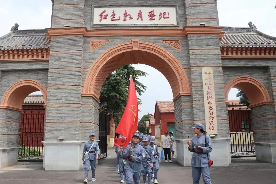 鹤壁市淇滨区：鲜艳红旗飘扬豫北山村
