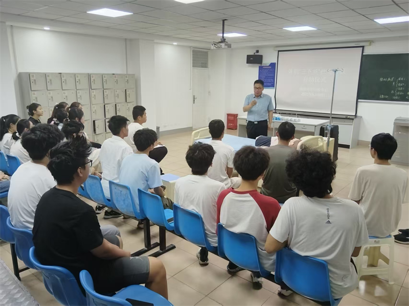 党建引领风帆正，思政课堂绽芳华：黄河科技学院临床医学科教中心学生第一党支部的暑期“实践育人”答卷