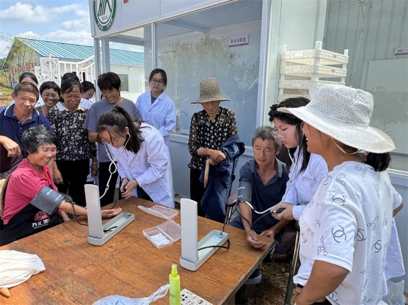 党建引领风帆正，思政课堂绽芳华：黄河科技学院临床医学科教中心学生第一党支部的暑期“实践育人”答卷