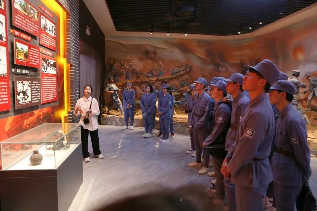 鹤壁市淇滨区：鲜艳红旗飘扬豫北山村