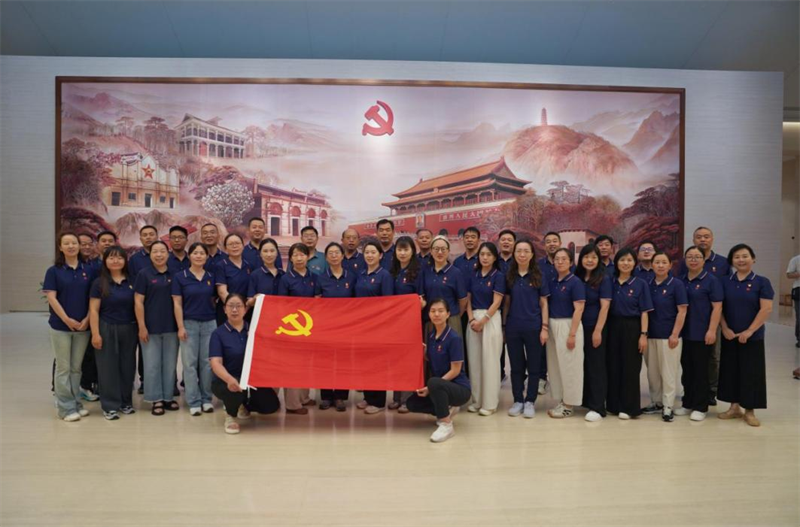黄河科技学院商学部党委开展“追寻红色足迹，汲取奋进力量”为主题的党建学习活动