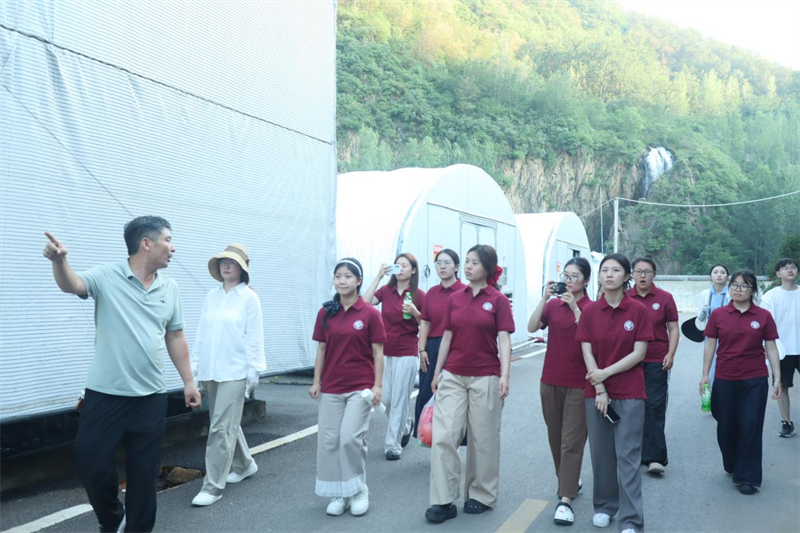 河南大学外语学院研究生第二党支部薪火征途实践队赴嵩县黄庄乡助力乡村振兴
