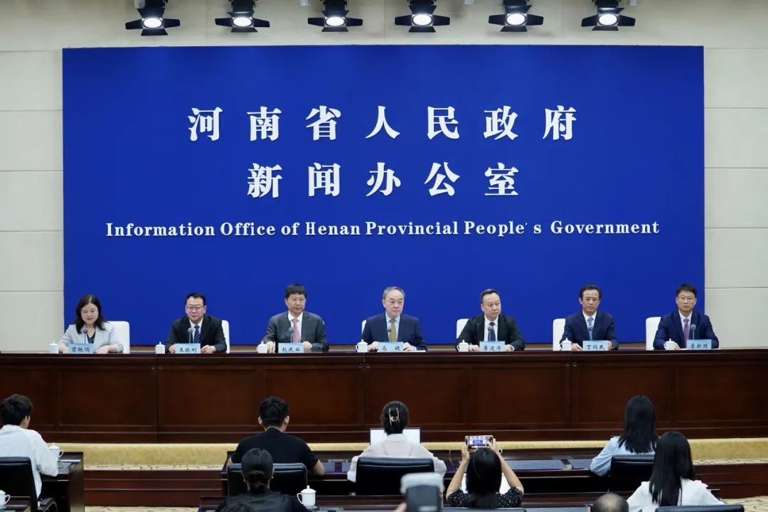 省财政厅党组书记、厅长赵庆业出席省政府新闻发布会并回答记者提问