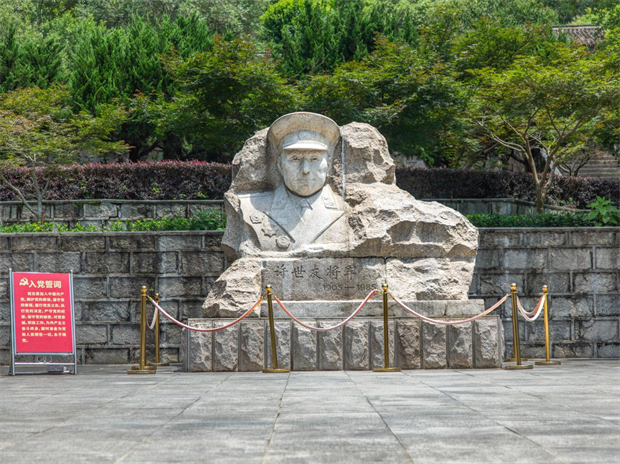历史坐标中定位青春 振兴中彰显青春力量——文学院学生第四党支部“红脉永驻，旗指新程”暑假社会实践团队赓续红色血脉践行榜样引领